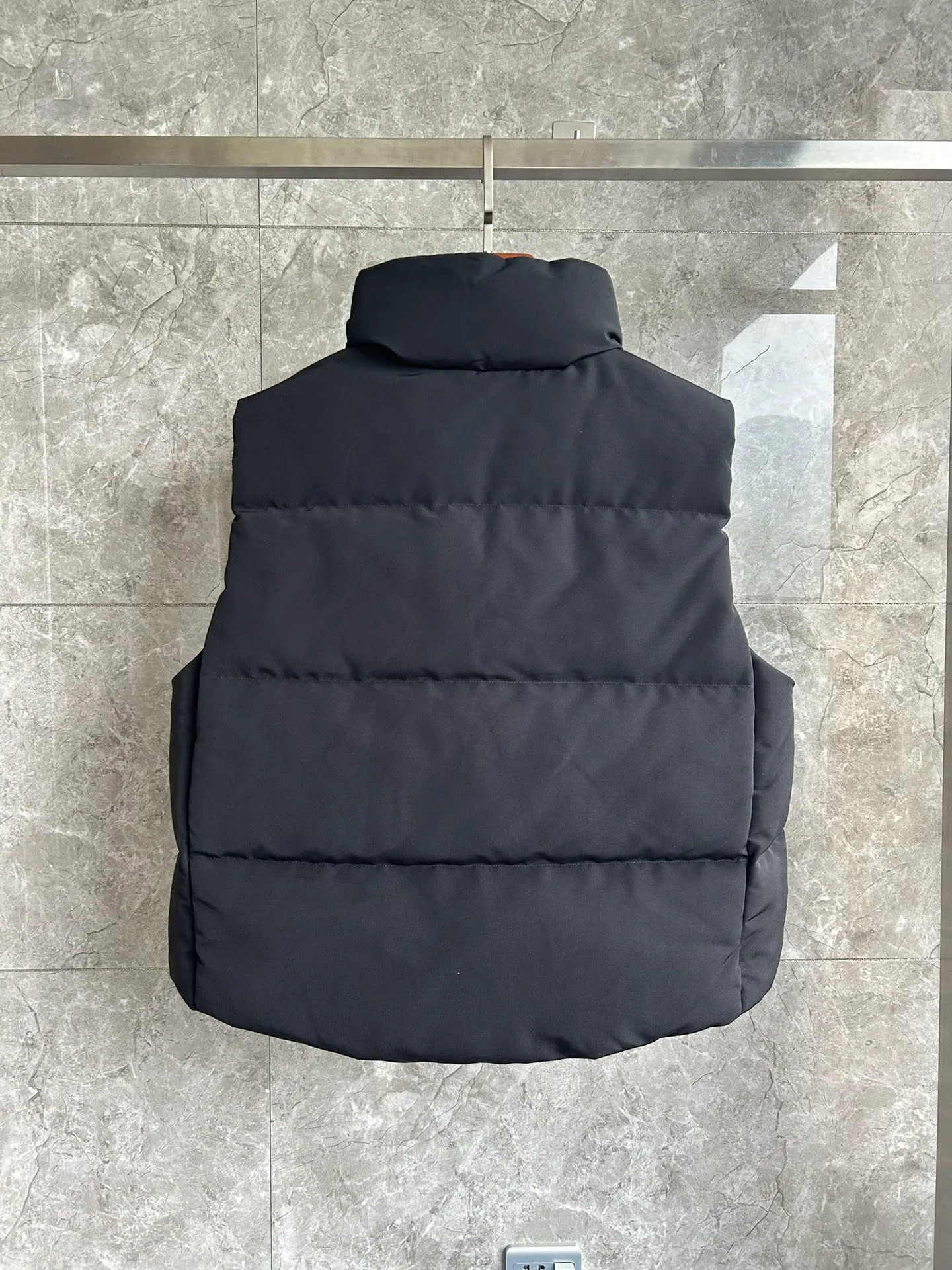 P600 2267WB Grandview black label women's short vest. Constructed from Arctic Tech recycled fabric®, it features a cinchable hem for sleek styling and storage. Color: black. Size: XS S M L XL.